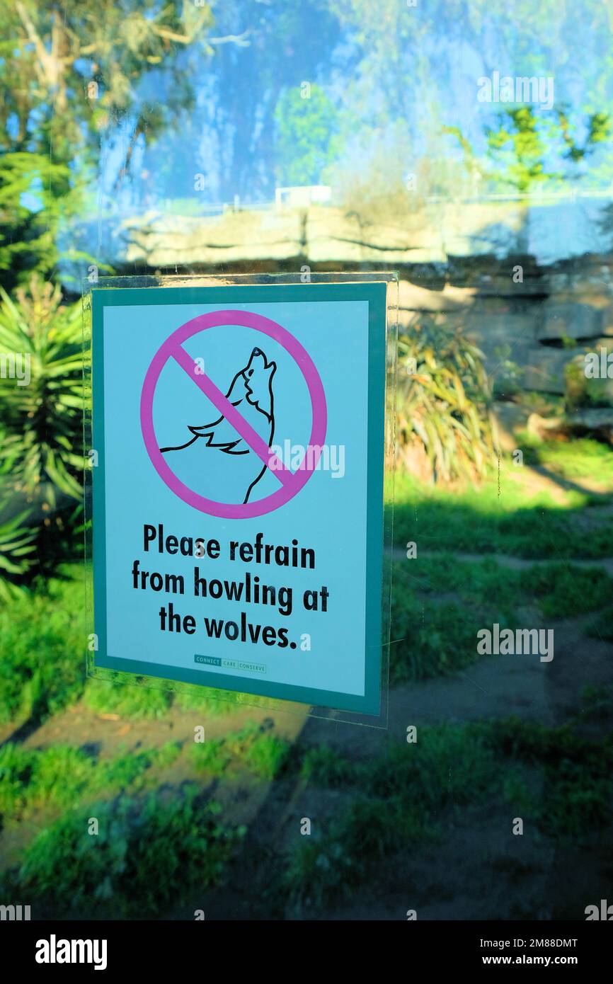 Ein Schild in einem Zoo warnt Besucher vor Wölfen zu heulen; Wolfsheulen verboten und verboten, um Tiere vor Missbrauch und Lärmbelästigung zu schützen. Stockfoto