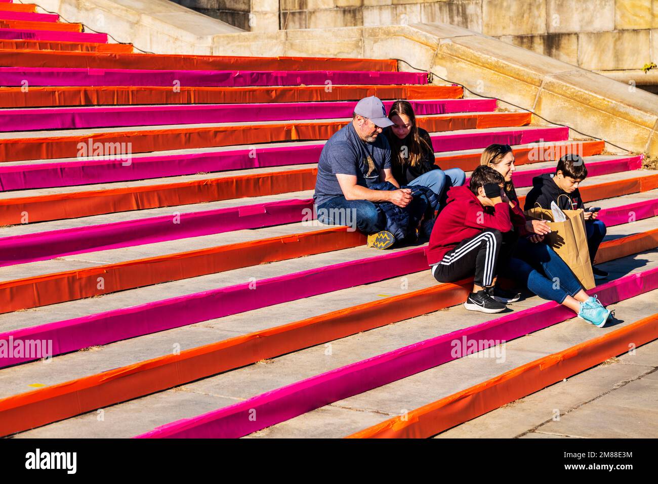 Touristen ruhen sich auf den Stufen des Philadelphia Museum of Art; Philadelphia; Pennsylvania; USA aus Stockfoto