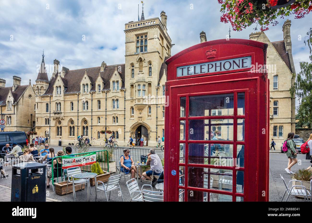 Open-Air-Café gegenüber der Hauptfront der Broad Street des University of Oxford Balliol College, mit Tor und Turm, bekannt als Brackenbury BU Stockfoto