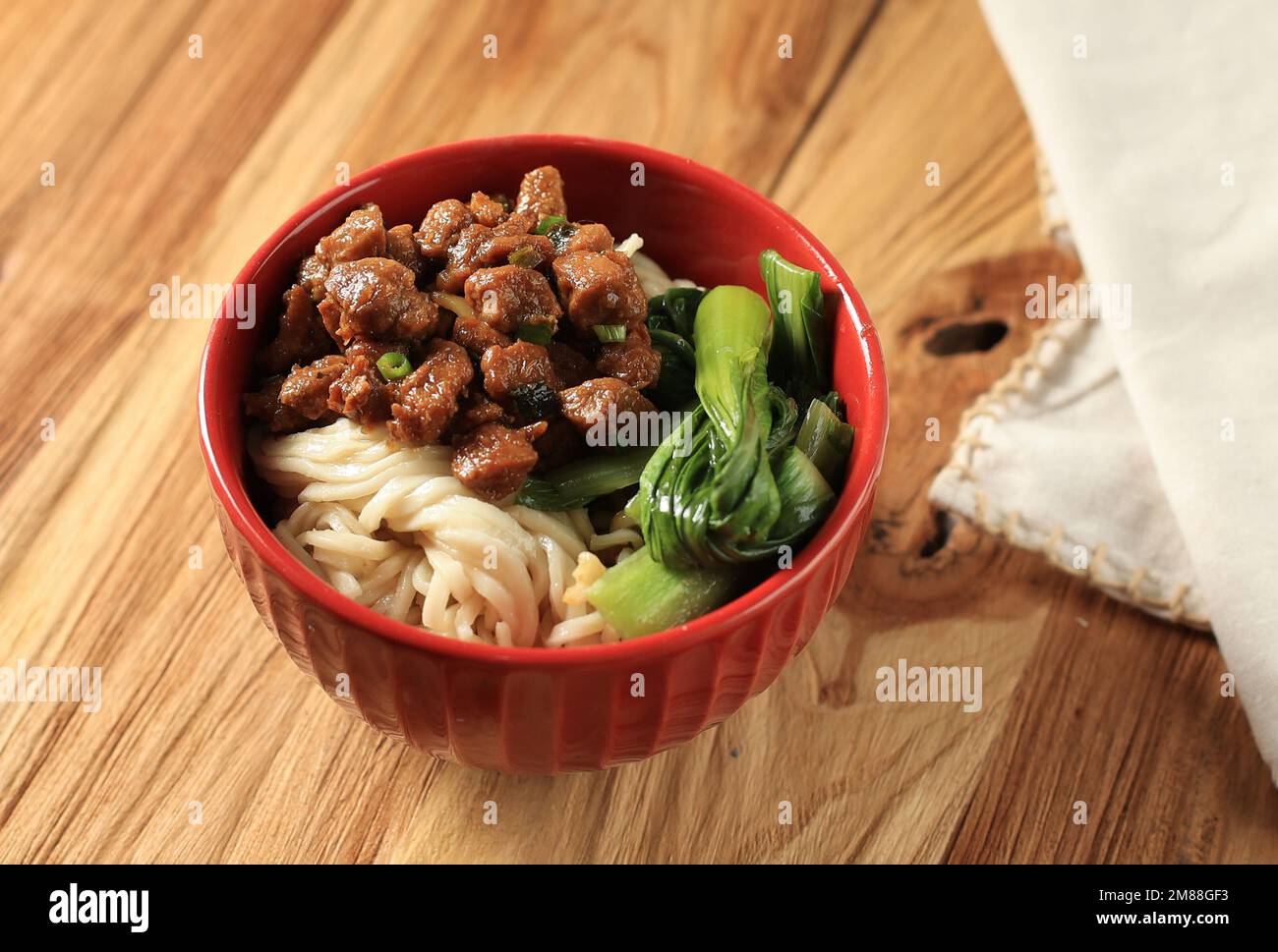 Hausgemachte Mie Ayam, Eiernudeln mit Hühnchen oder Schweinesüße Sojasauce, serviert mit gekochtem Packchoy Stockfoto