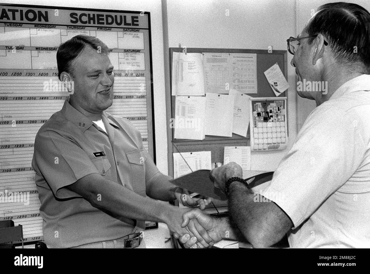 Kaplan (LT.) Theodore Borger erhält einen Handschlag und eine Urkunde, dass er die erste Person ist, die den sicheren Fahrkurs auf der Insel absolviert. Basis: Marineflugstation, Diego Garcia Land: Britisches Territorium im Indischen Ozean (IoT) Stockfoto