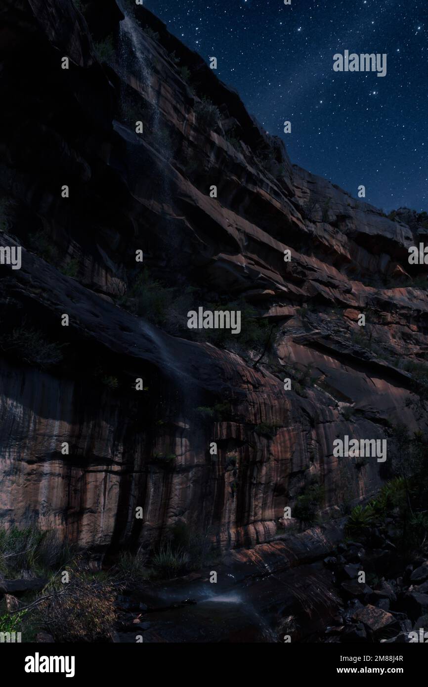 Gar Wasserfälle während eines Nachthimmels Stockfoto