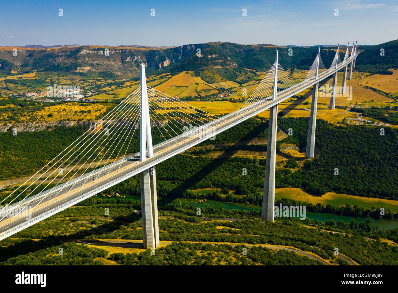 Das Millau Viadukt mit Kabelhalle überspannt das Tarn River Valley, Frankreich Stockfoto