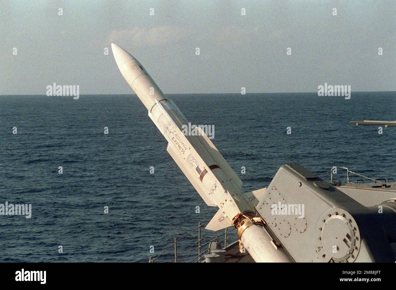 Ein Blick auf eine Oberfläche-Luft-Rakete nach RIM-67B Standard (SM-2er) auf ihrer Startplattform an Bord eines geführten Raketenkreuzes. Land: Pazifik (POC) Stockfoto