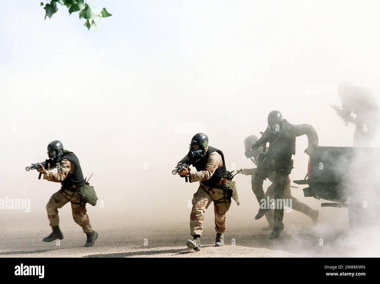 USA Mitglieder des Navy Sea-Air-Land (SEAL) Teams, die chemisch-biologische Masken tragen, trainieren in der Wüste Südkaliforniens. Staat: Kalifornien (CA) Land: Vereinigte Staaten von Amerika (USA) Stockfoto