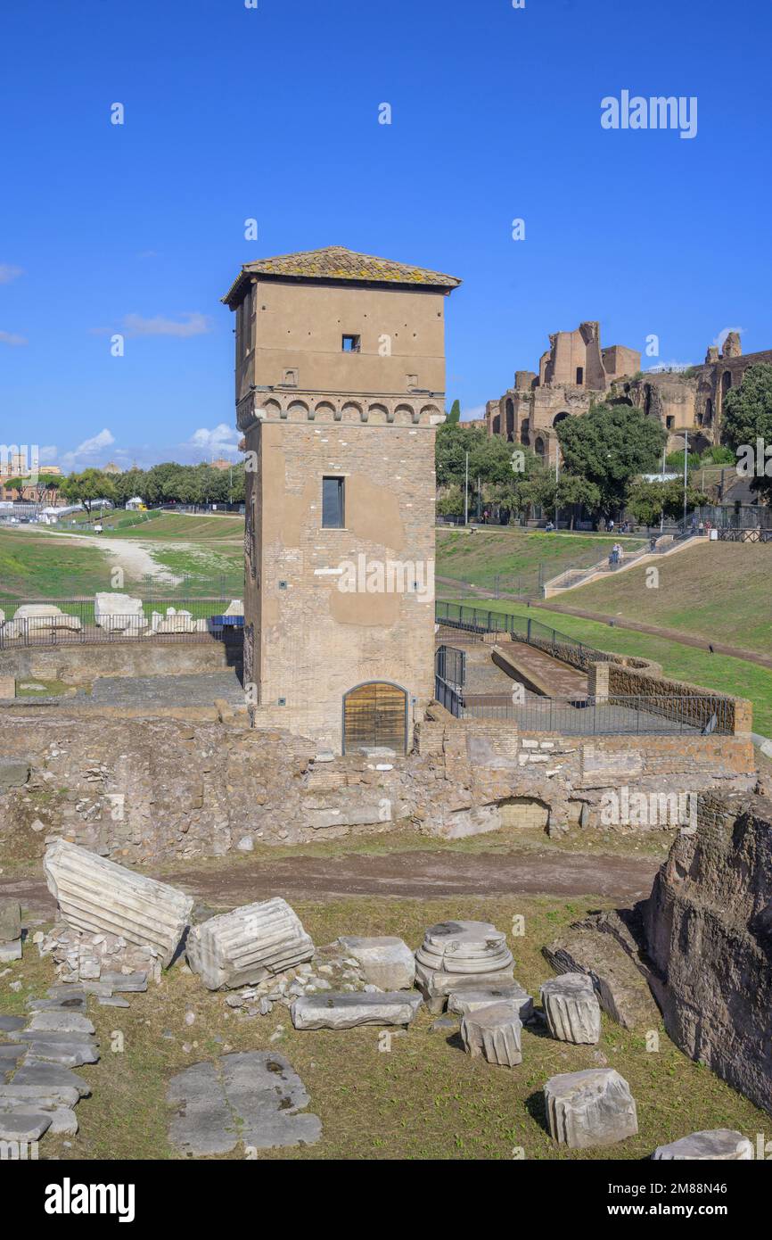 Blick auf den Circus Maximus mit Torre di Moletta, Rom, Italien Stockfoto