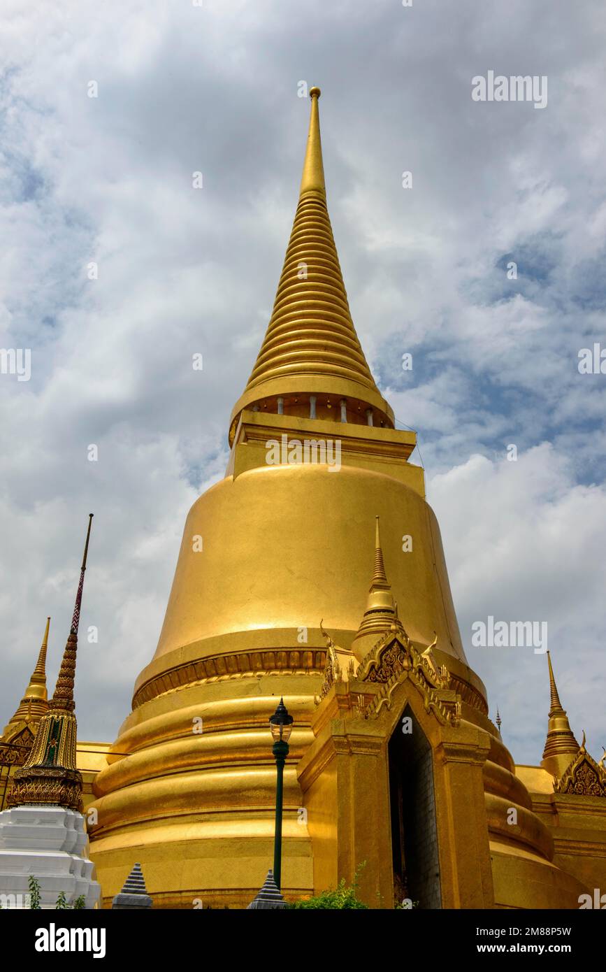 Phra pyrausta (Motte) (Rattana) Chedi, Wat Phra Kaeo, alter Königspalast, Tempel des Smaragd-Buddha, Bangkok, Thailand, Asien Stockfoto