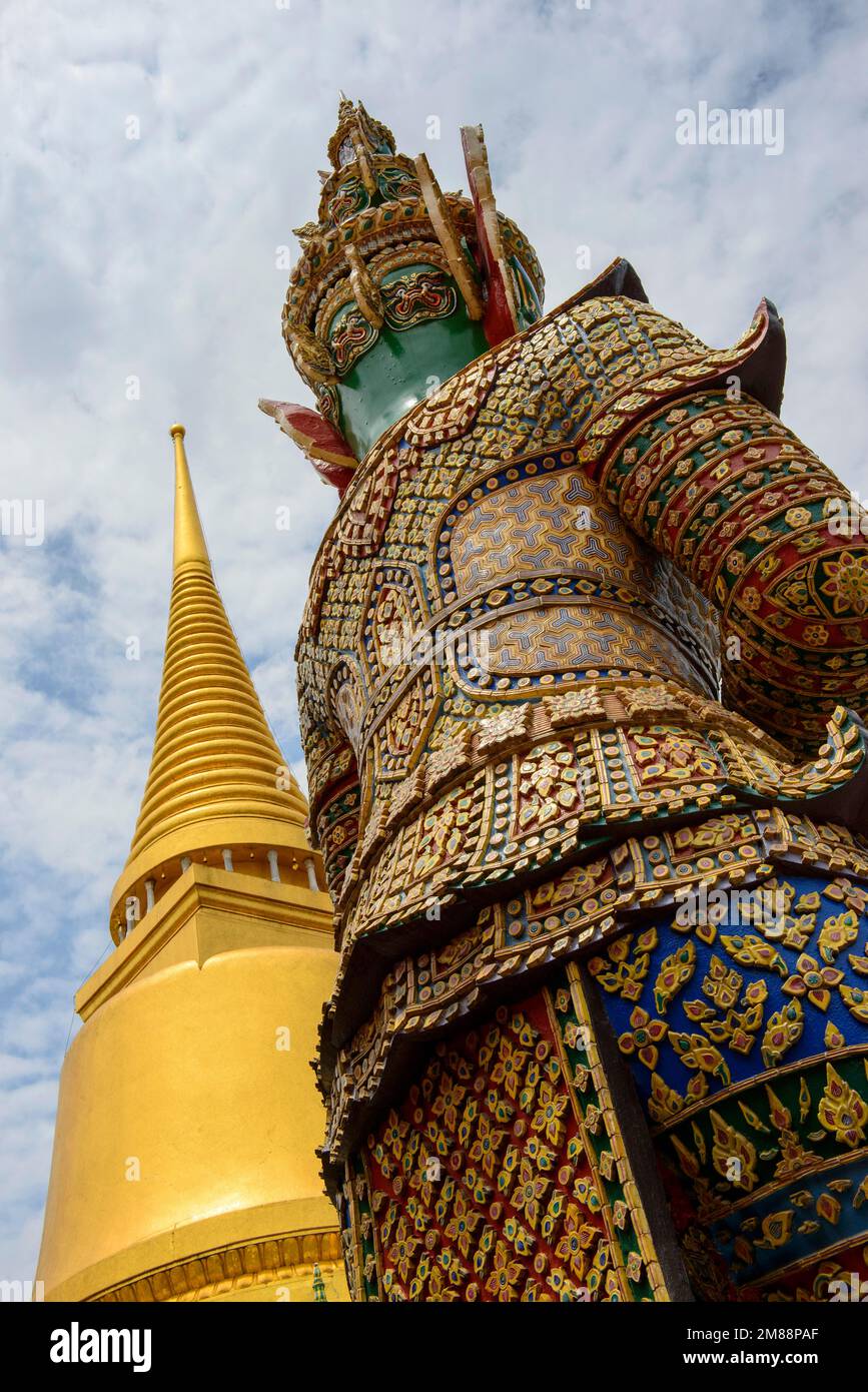 Phra pyrausta (Motte) (Rattana) Chedi, mit Yaksha Indrajit Schutzstatue am Wat Phra Kaeo, alter Königspalast, Tempel des Smaragd-Buddha, Bangkok, Stockfoto