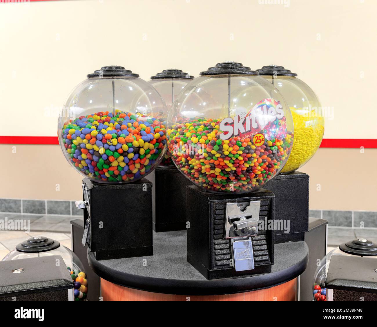 Gumball- oder Süßigkeitenautomaten mit bunten Süßigkeiten für Kinder und Erwachsene in einem Einkaufszentrum in Montgomery, Alabama, USA. Stockfoto