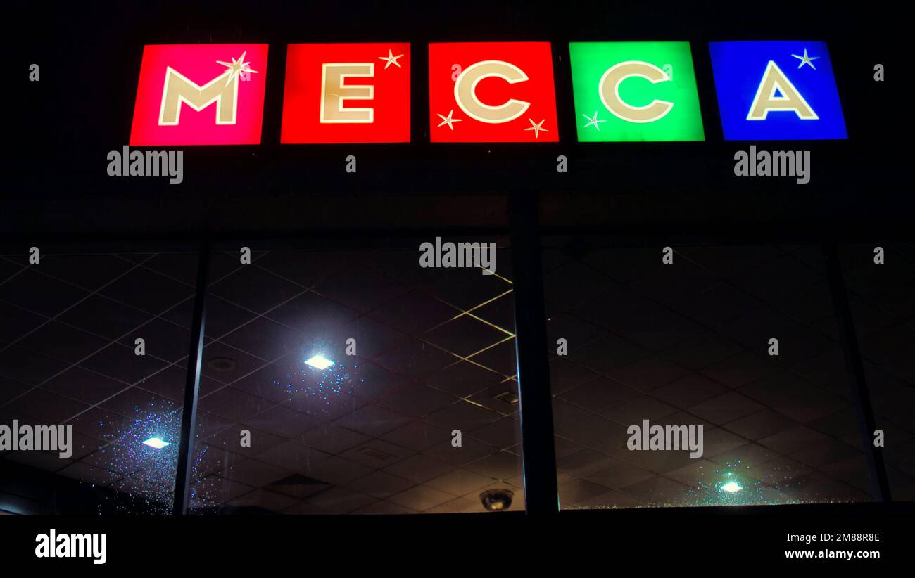 Mecca Bingo Glasgow Drumchapel Bingo-Schild beleuchtet bei Nacht Stockfoto
