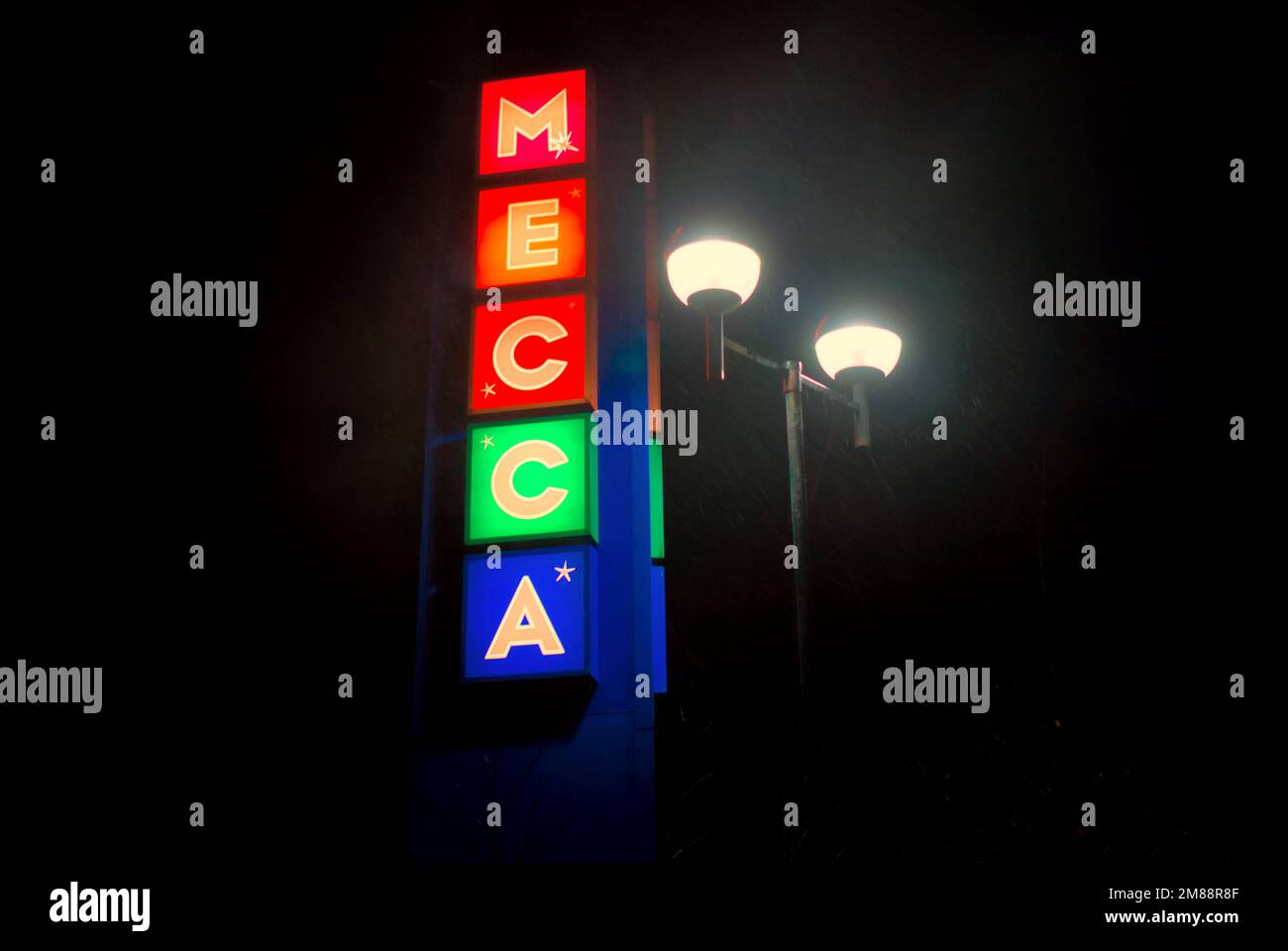 Mecca Bingo Glasgow Drumchapel Bingo-Schild beleuchtet bei Nacht Stockfoto