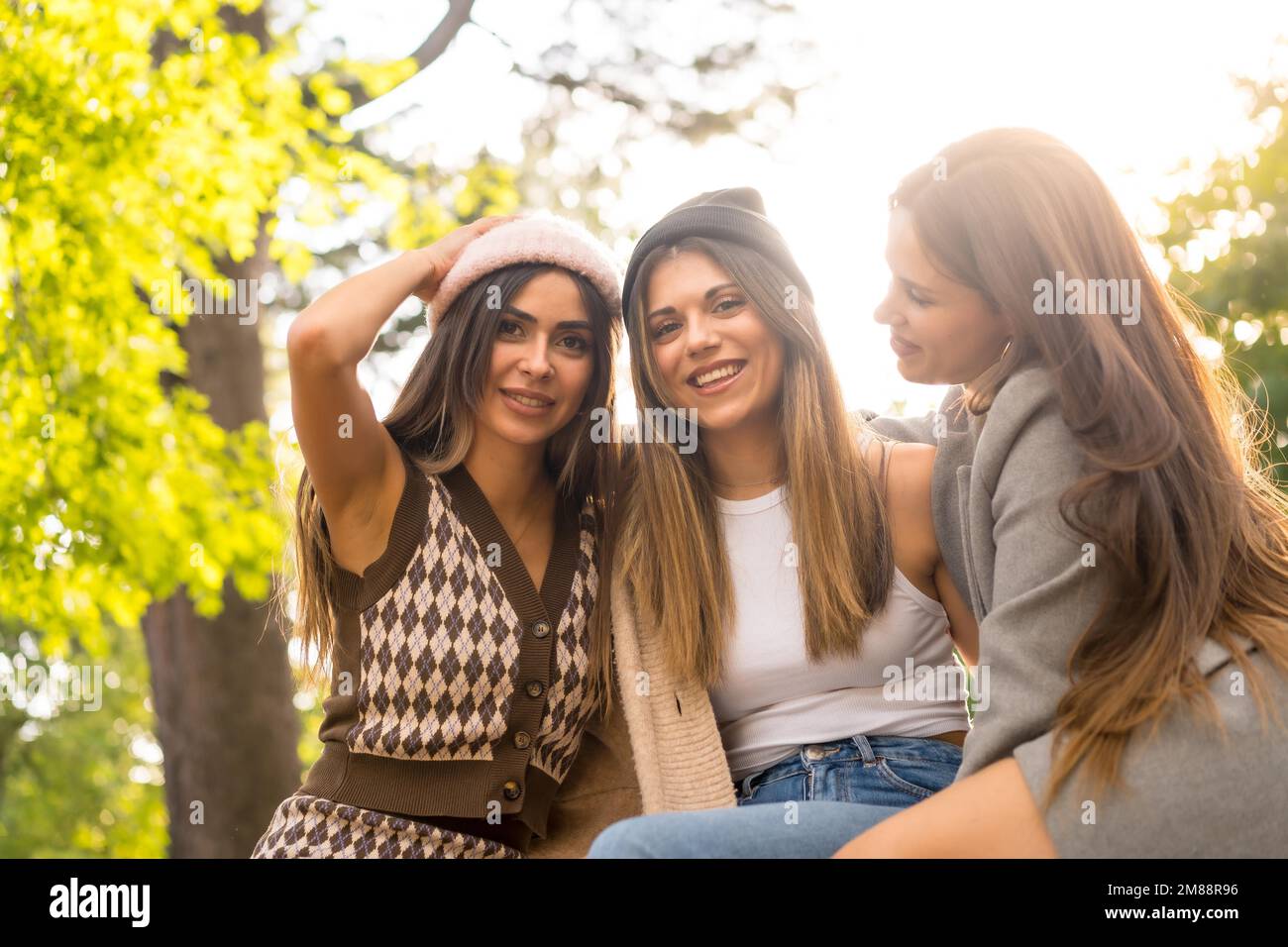 Freundinnen in einem Park im Herbst mit einem sorgenfreien, modischen Herbstleben mit positiver Energie Stockfoto