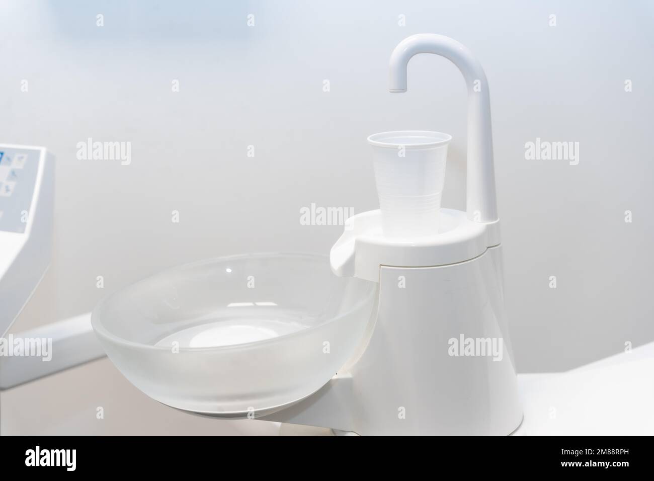 Plastikbecher zum Spülen des Mundes in der Zahnklinik mit Wasser Stockfoto