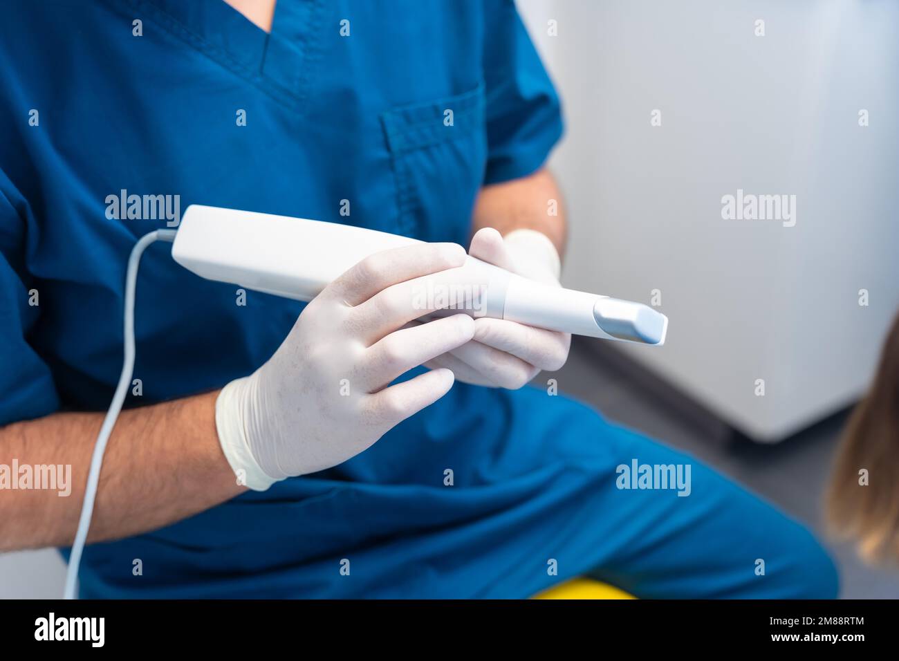 Zahnklinik, Zahnarzt zur Untersuchung des Zahnersatzes mit dem 3D-Gerät Stockfoto