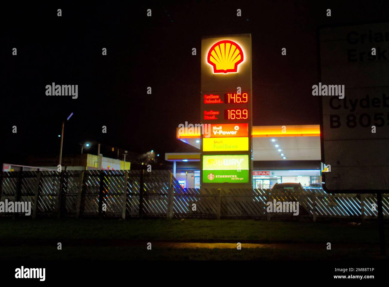 Shell Tankstelle in der Night Great Western Road, Clydebank G81 2XT Stockfoto