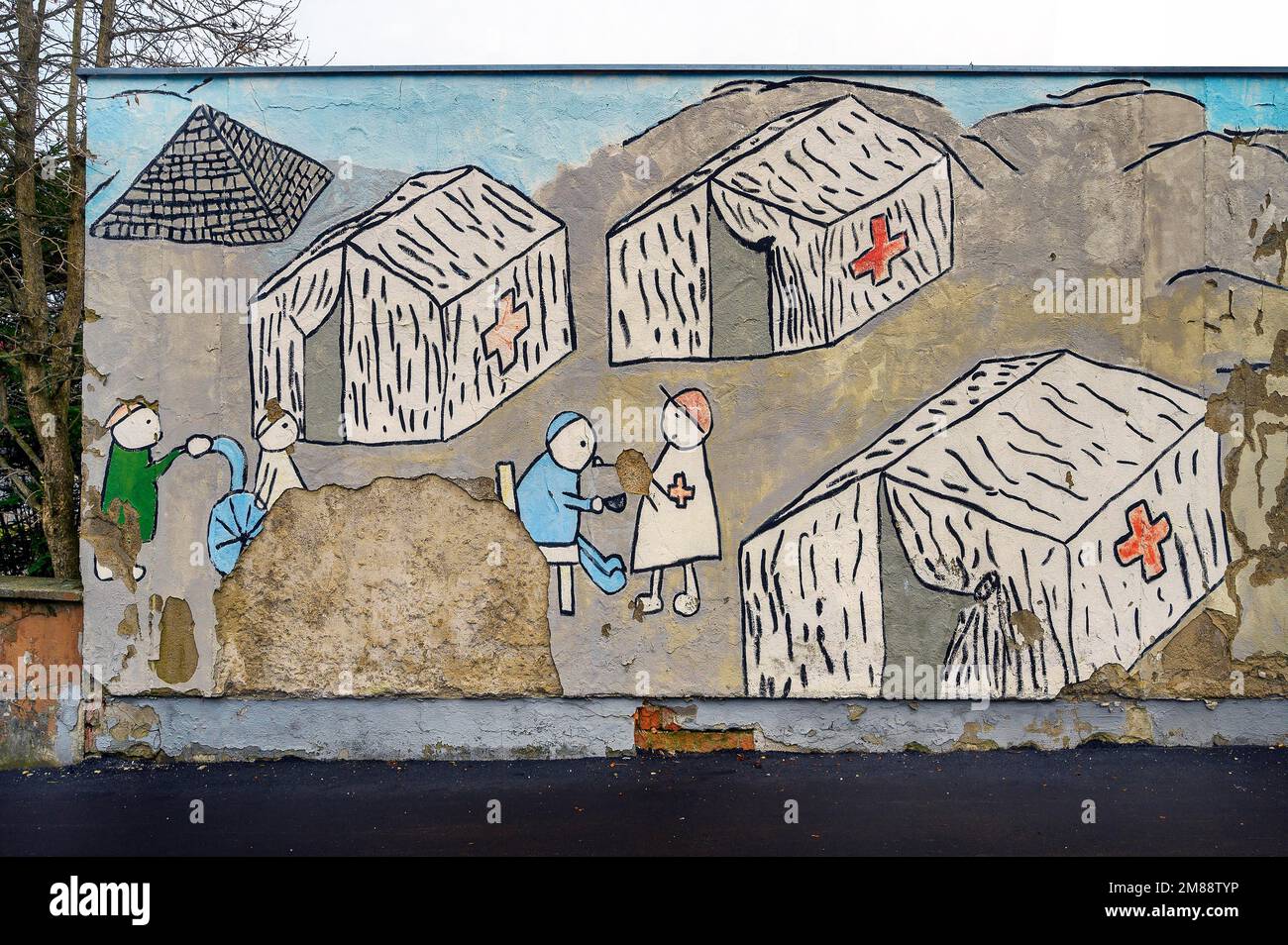 Kinderähnliches Wandbild, Krankenhauszelte mit Patienten, Kempten, Allgaeu, Bayern, Deutschland Stockfoto