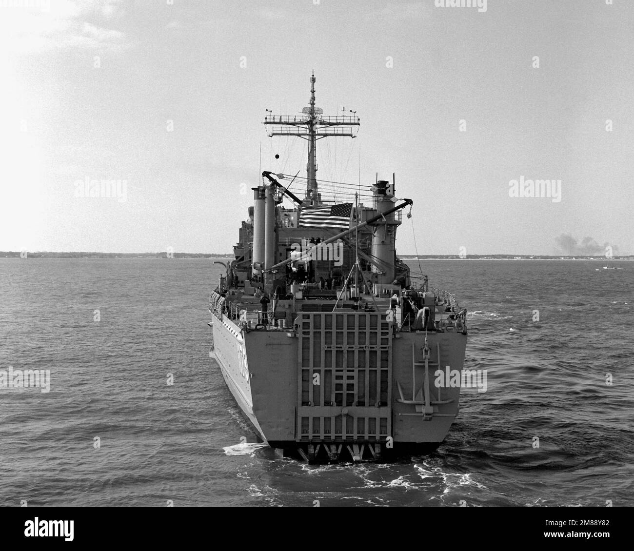 Eine Heckansicht des Panzerlandeschiffs USS NEWPORT (1179). Land: Chesapeake Bay Stockfoto