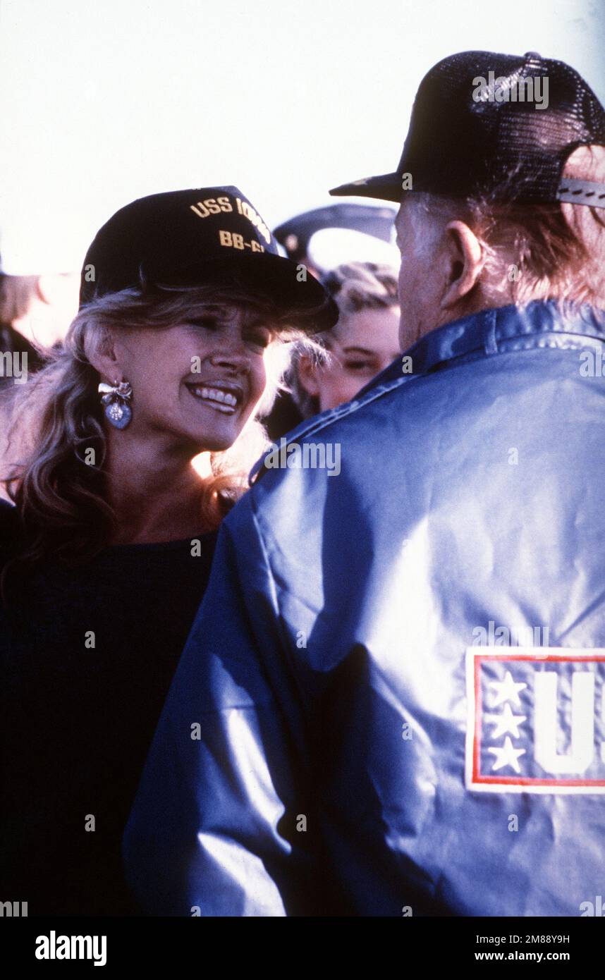 Connie Stevens spricht mit Bob Hope. Die beiden Entertainer sind an Bord für eine Show der United Service Organisations (USO). Basis: Marinestützpunkt, Rota-Land: Spanien (ESP) Stockfoto