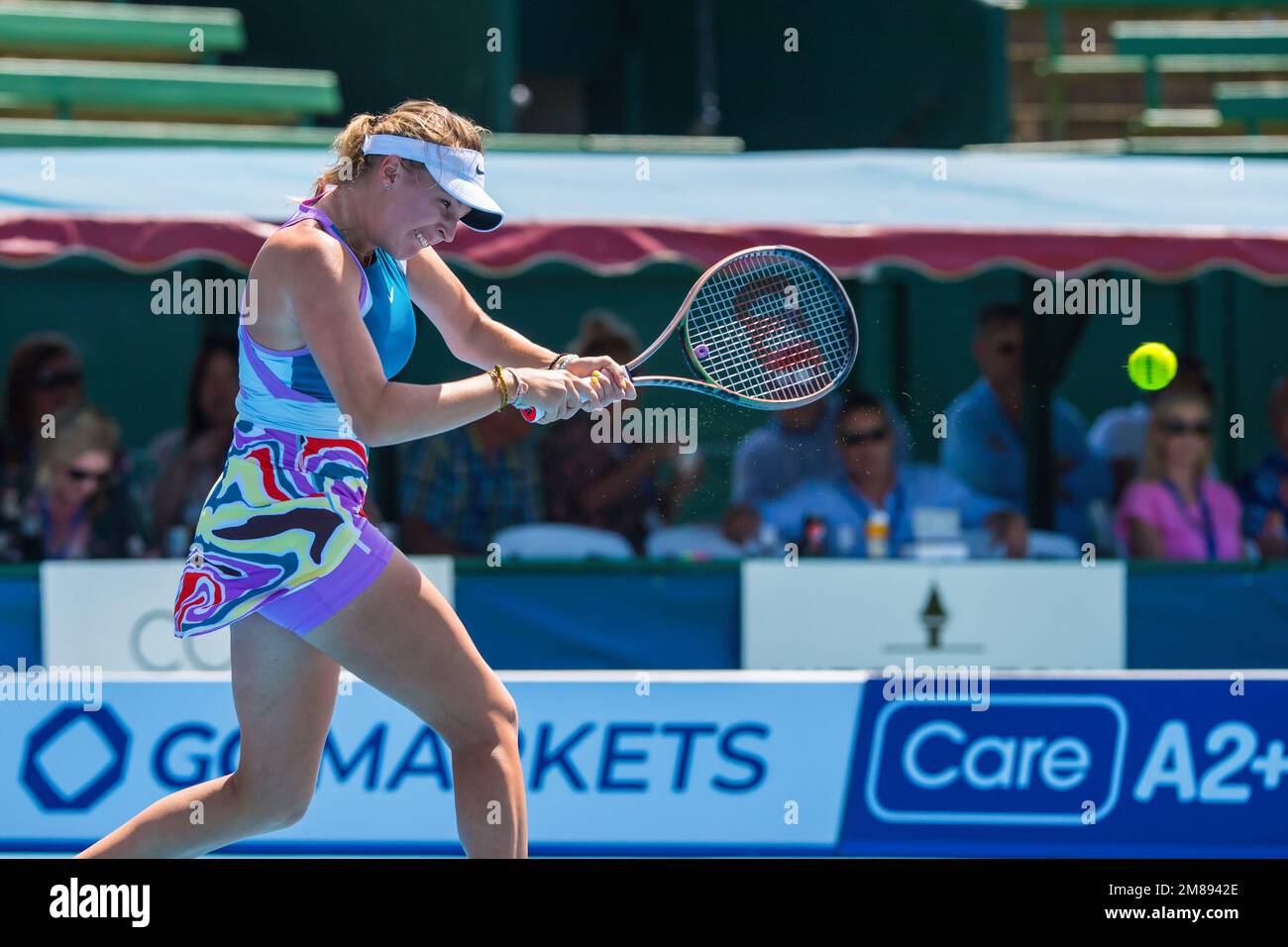 Linda Fruhvirtova wurde während des Kooyong Classic Tennis Tournament Frauen-Singles-Spiels am 1. Tag gegen Donna Vekic in Aktion gesehen. Melbournes Tennissommer hat begonnen, und der Care A2 Kooyong Classic bietet einen erstklassigen Eröffnungstag im Kooyong Lawn Tennis Club. Donna Vekic startete die Frauen-Singles mit einer 6-4, 6-3 Niederlage von Linda Fruhvirtova. Vekic, die kroatische Welt Nr. 60 besiegte den aufstrebenden tschechischen Stern in ihrem Debüt auf dem historischen Innenhof von Kooyongís.Obwohl es eine frühe Gelegenheit gab, den Vekic-Aufschlag zu brechen, konnte Fruhvirtova nicht davon profitieren, mit Erfahrung, die dem C geholfen hat Stockfoto