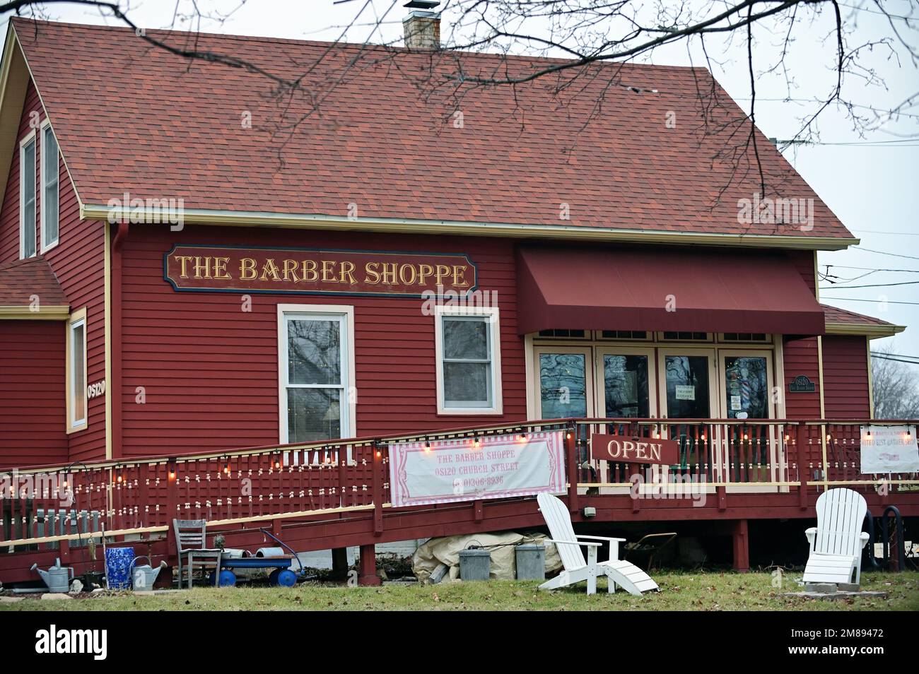 Winfield, Illinois, USA. Ein altmodischer Friseurladen in einem ehrwürdigen alten Gebäude, das für die Verwendung als Friseur umgebaut wurde. Stockfoto