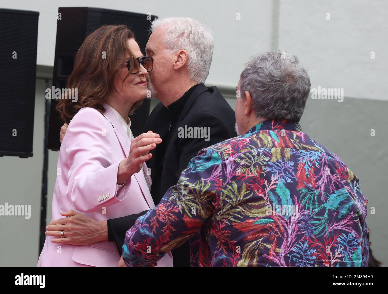 Hollywood, Ca. 12. Januar 2023. Sigourney Weaver, James Cameron, Jon Landau bei der Hand- und Fußabdruck-Zeremonie von James Cameron und Jon Landau zur Feier von Avatar: The Way of Water im TCL Chinese Theater in Hollywood, Kalifornien, am 12. Januar 2023. Kredit: Faye Sadou/Media Punch/Alamy Live News Stockfoto