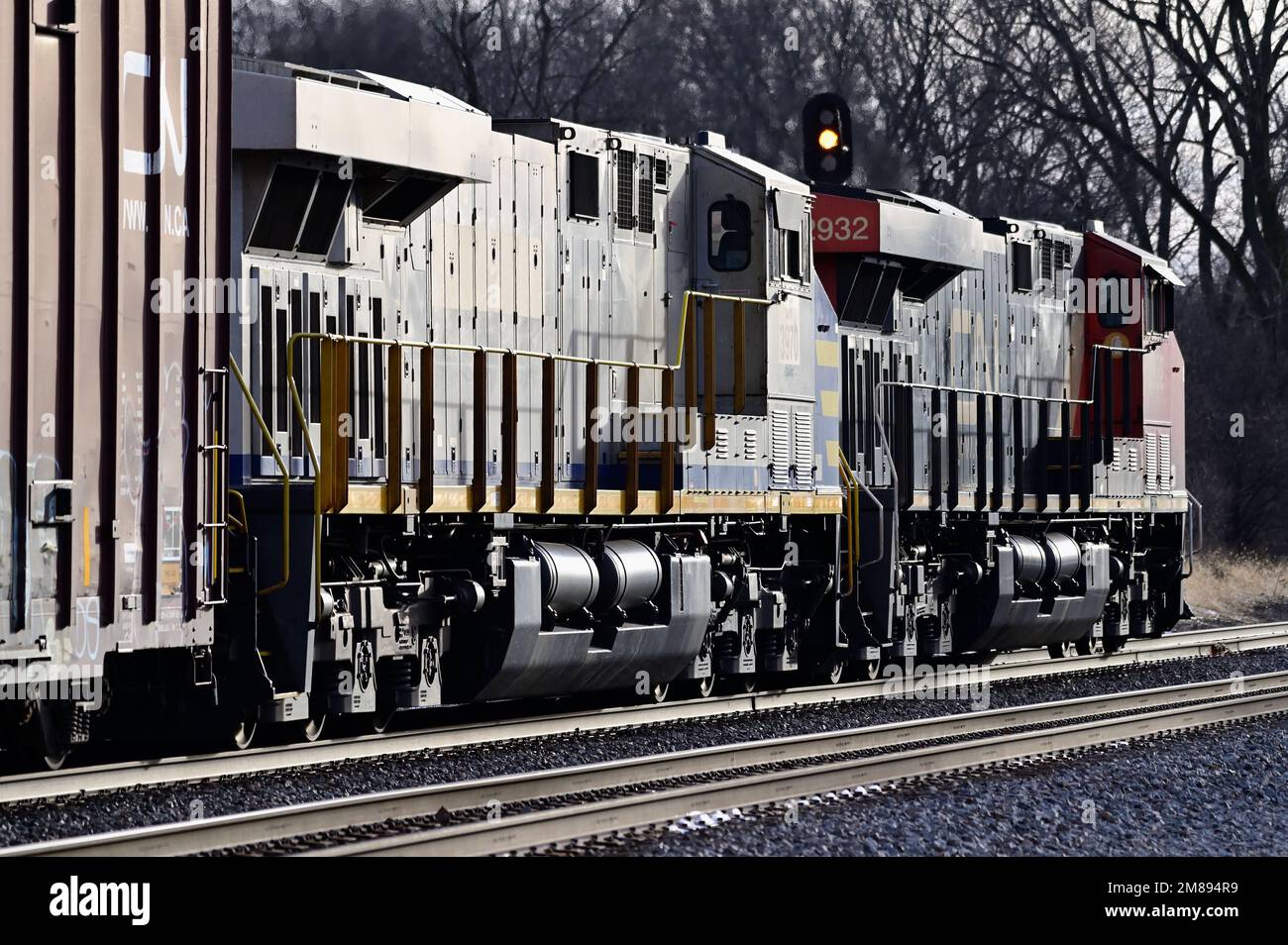 Hoffman Estates, Illinois, USA. Die Lokomotiven der Canadian National Railway führen einen Güterzug durch einen ländlichen Abschnitt im Nordosten von Illinois. Stockfoto