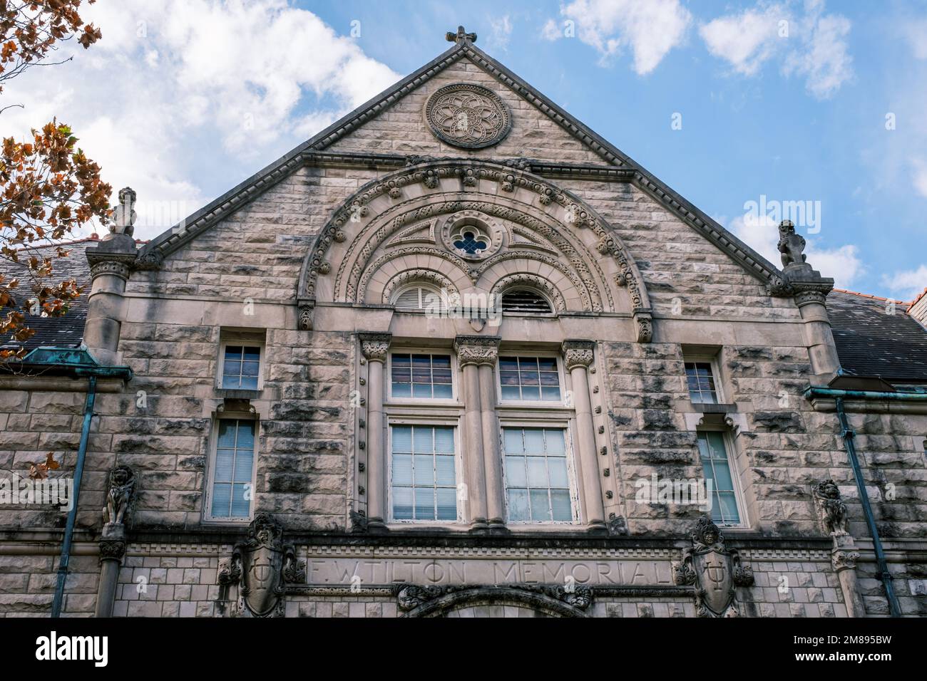 NEW ORLEANS, LA, USA - 12. JANUAR 2023: Obere Hälfte der Vorderseite von F.W. Tilton Memorial Hall an der Tulane University mit neoromanesken Details Stockfoto