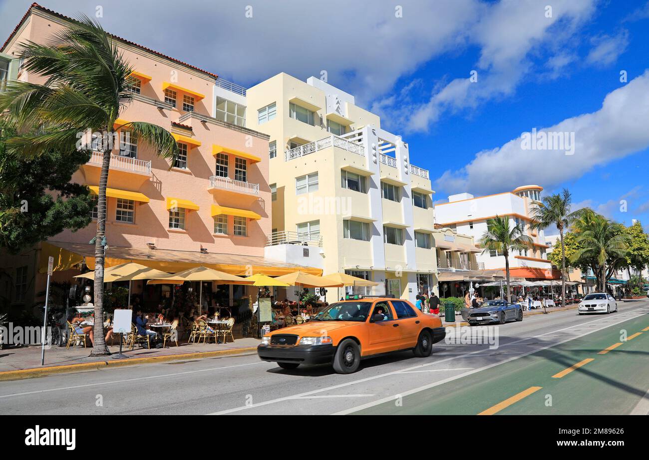 Art déco-Hotels und gelbes Taxi auf dem Ocean Drive in Miami Beach, Florida, USA Stockfoto