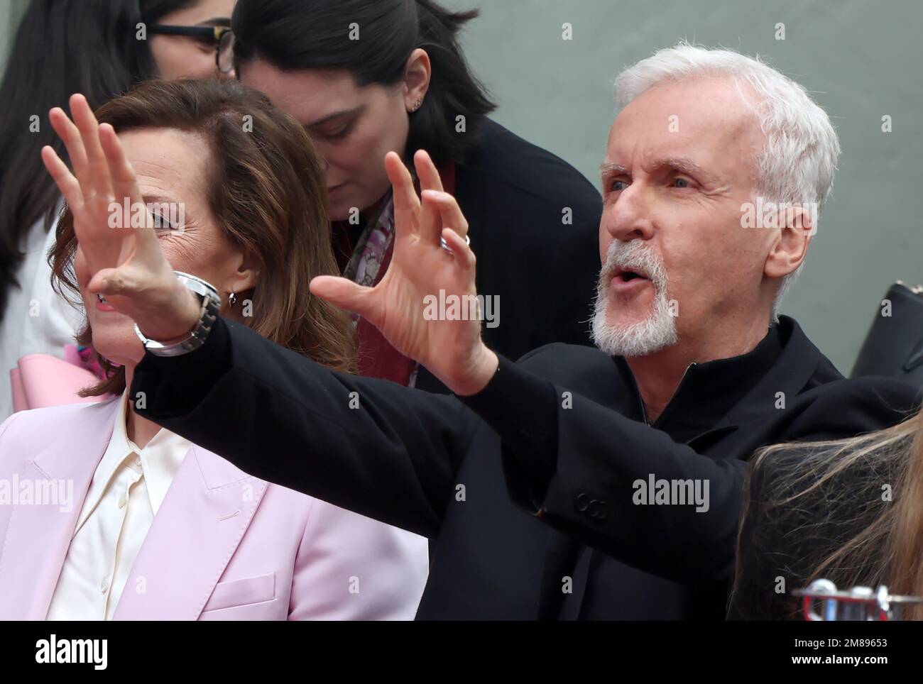 Hollywood, Ca. 12. Januar 2023. Sigourney Weaver, James Cameron bei der James Cameron und Jon Landau Hand- und Fußabdruck-Zeremonie zur Feier von Avatar: The Way of Water im TCL Chinese Theater in Hollywood, Kalifornien, am 12. Januar 2023. Kredit: Faye Sadou/Media Punch/Alamy Live News Stockfoto