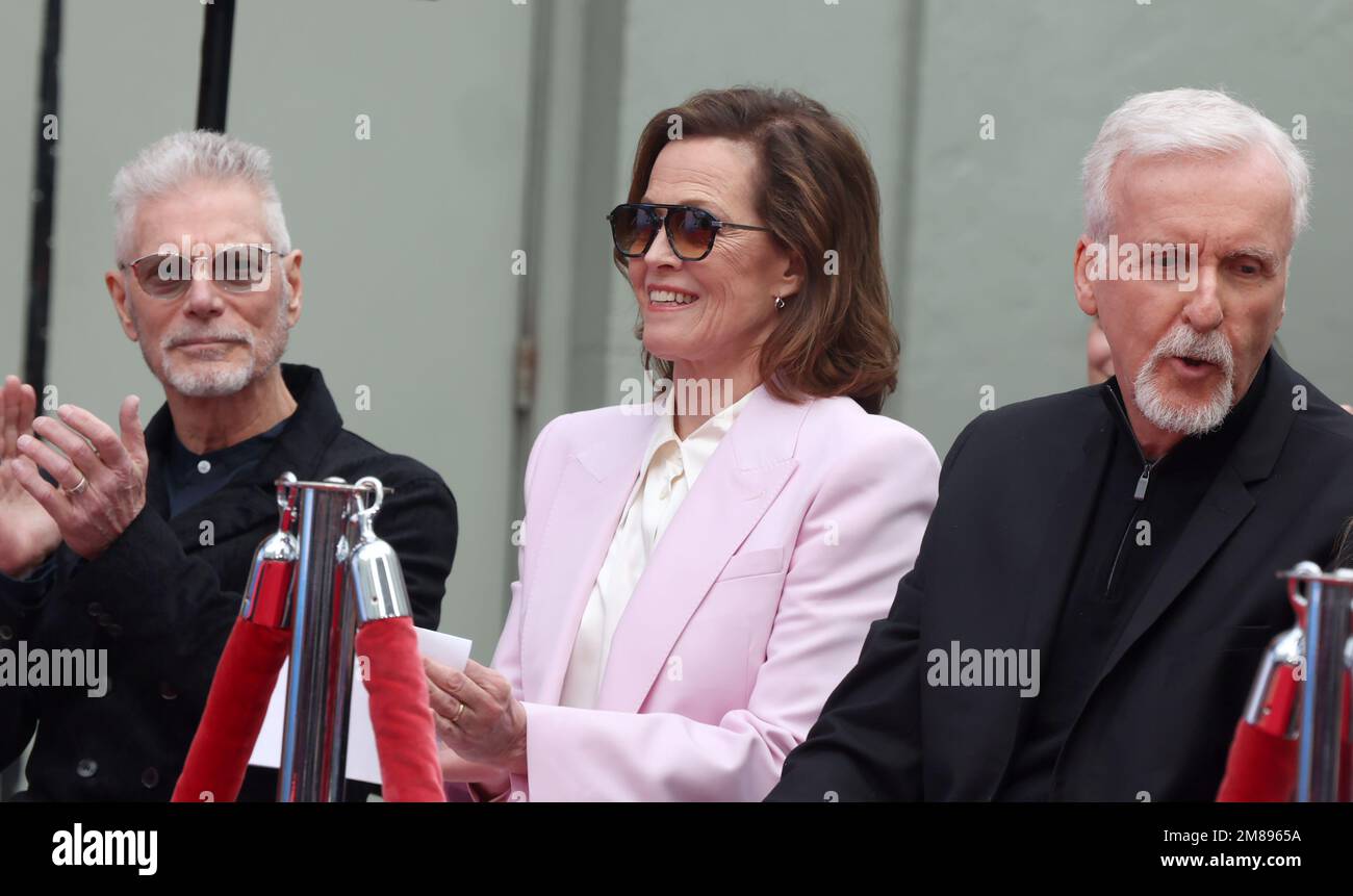 Hollywood, Ca. 12. Januar 2023. Stephen lang, Sigourney Weaver, James Cameron bei der James Cameron und Jon Landau Hand and Footprint Ceremony zur Feier von Avatar: The Water im TCL Chinese Theater in Hollywood, Kalifornien, am 12. Januar 2023. Kredit: Faye Sadou/Media Punch/Alamy Live News Stockfoto
