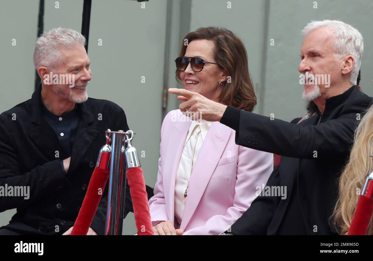 Hollywood, Ca. 12. Januar 2023. Stephen lang, Sigourney Weaver, James Cameron bei der James Cameron und Jon Landau Hand and Footprint Ceremony zur Feier von Avatar: The Water im TCL Chinese Theater in Hollywood, Kalifornien, am 12. Januar 2023. Kredit: Faye Sadou/Media Punch/Alamy Live News Stockfoto