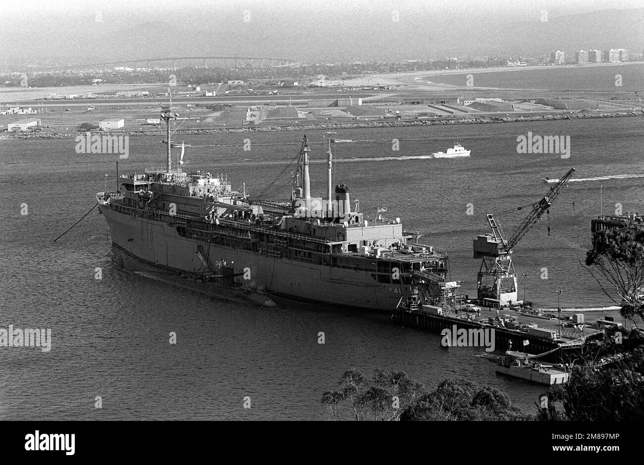 Ein Hafenblick des U-Boot-Tanners USS MCKEE (AS-41), das an der Basis Exact Date Shot Unknown angedockt ist. Basis: U-Boot-Stützpunkt, Point Loma Bundesstaat: Kalifornien (CA) Land: Vereinigte Staaten von Amerika (USA) Stockfoto