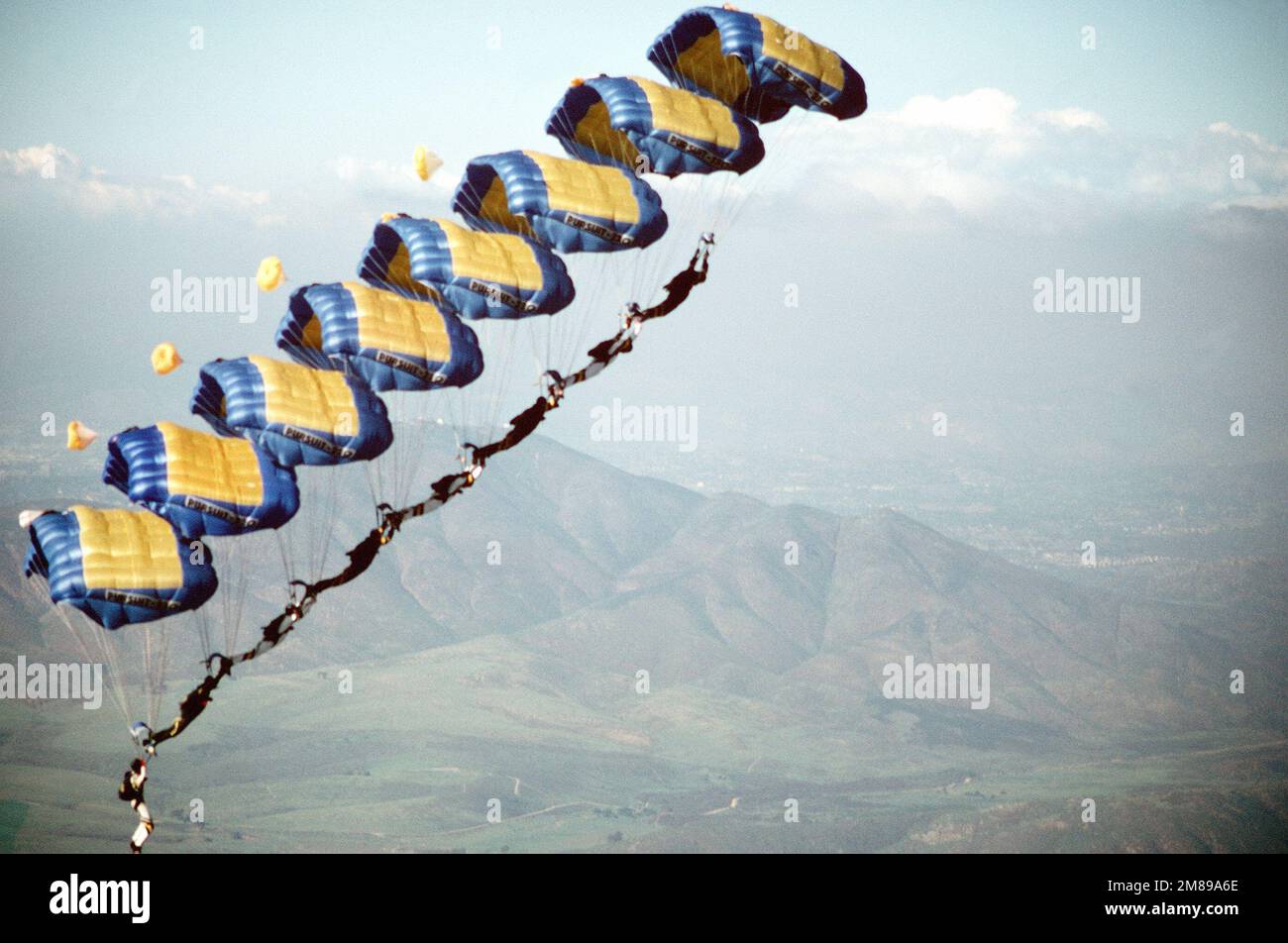 Acht Mitglieder der „Leapfrogs“, des Fallschirmteams der Navy, steigen in einer gestapelten Baumkronen-Formation ab. Das Team, eine Einheit des Naval Special Warfare Command, tritt bei Veranstaltungen im ganzen Land auf, um die Rekrutierung der Marine zu unterstützen. Basis: San Diego Staat: Kalifornien (CA) Land: Vereinigte Staaten von Amerika (USA) Stockfoto