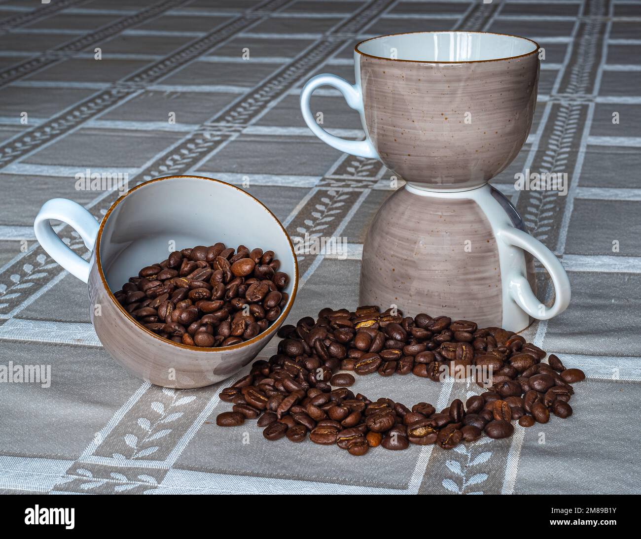 Lubiana Polnisches Porzellan, Kaffeetasse. Sehr leichte und zarte Kaffeetasse auf dem Tisch gefüllt mit aromatischem arabischem Kaffee. Kann in der Werbung verwendet werden. Stockfoto