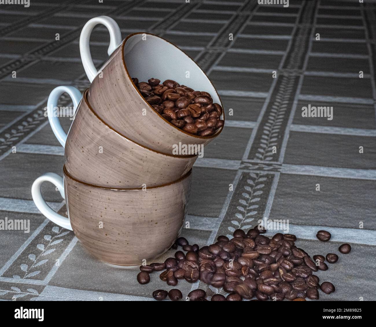 Lubiana Polnisches Porzellan, Kaffeetasse. Sehr leichte und zarte Kaffeetasse auf dem Tisch gefüllt mit aromatischem arabischem Kaffee. Kann in der Werbung verwendet werden. Stockfoto