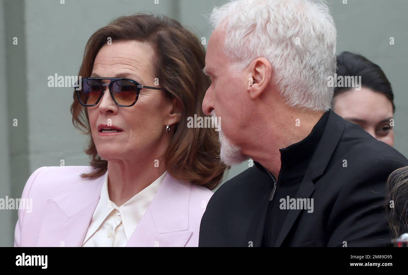 Hollywood, Los Angeles, Kalifornien, USA, am 12. Januar 2022. Sigourney Weaver, James Cameron bei James Cameron und Jon Landau Hand and Footprint in Cement Ceremony am 12. Januar 2022 im TCL Chinese Theatre in Hollywood, Los Angeles, Kalifornien, USA. Foto: Fati Sadou/ABACAPRESS.COM Stockfoto