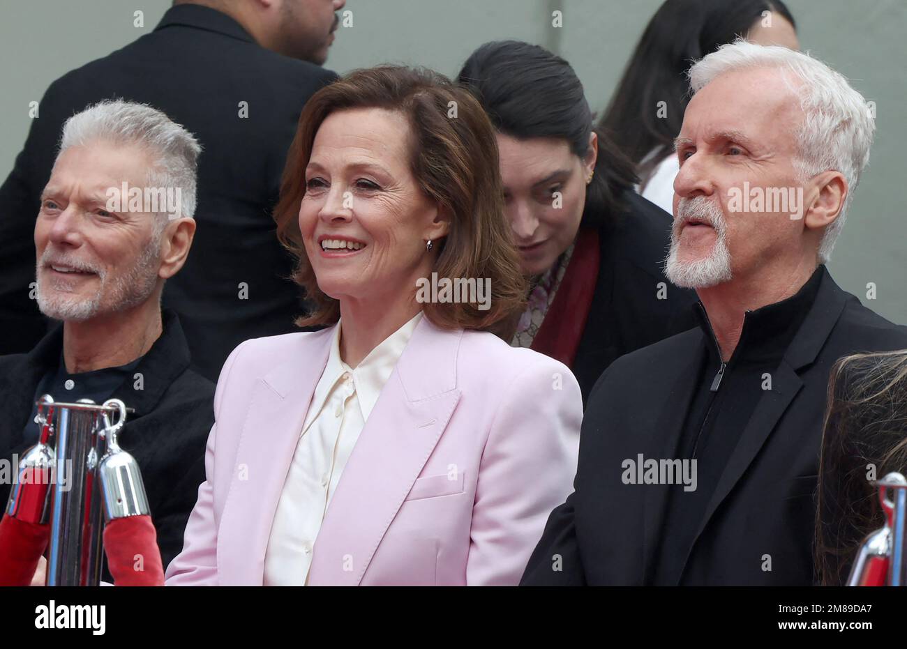 Hollywood, Los Angeles, Kalifornien, USA, am 12. Januar 2022. Stephen lang, Sigourney Weaver, James Cameron bei James Cameron und Jon Landau Hand and Footprint in Cement Ceremony im TCL Chinese Theatre in Hollywood, Los Angeles, USA, am 12. Januar 2022. Foto: Fati Sadou/ABACAPRESS.COM Stockfoto