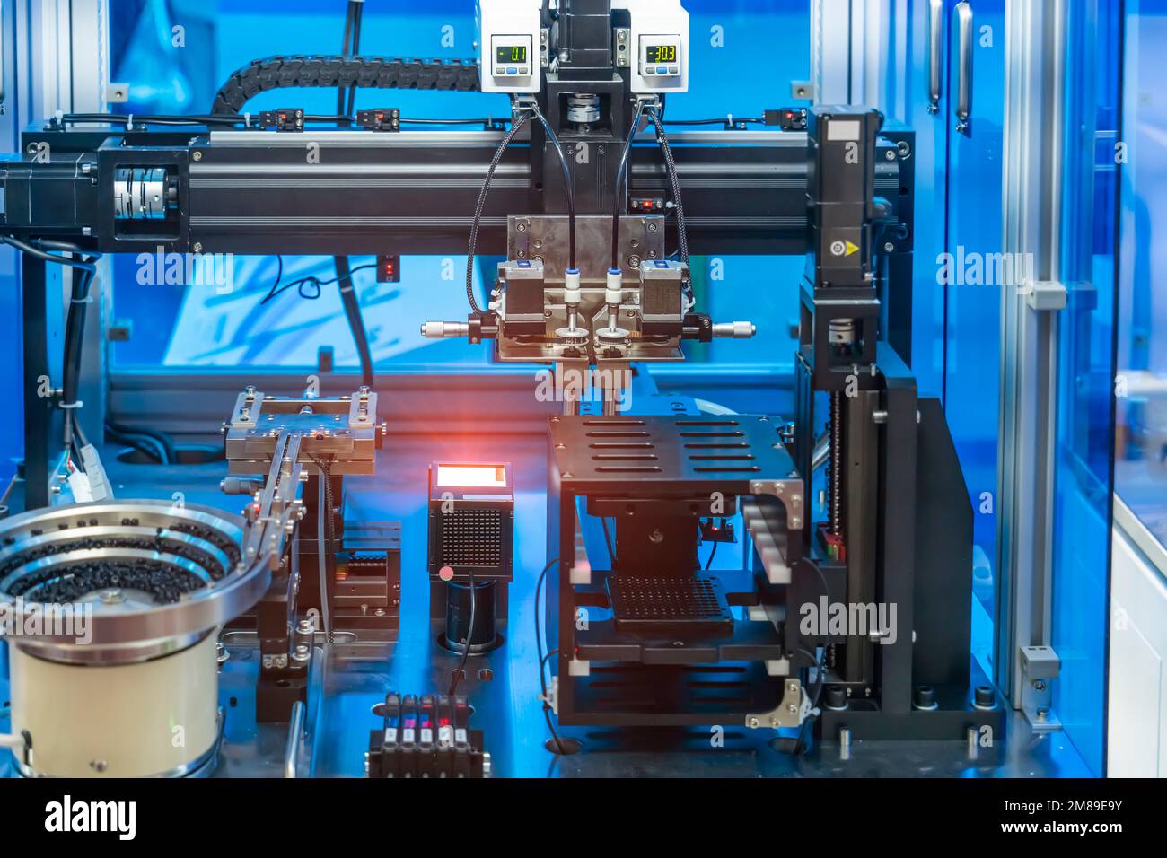 Industriemaschine Roboter im Fließband in der Fabrik arbeiten. Intelligente Fabrik Industrie 4.0 Konzept. Stockfoto