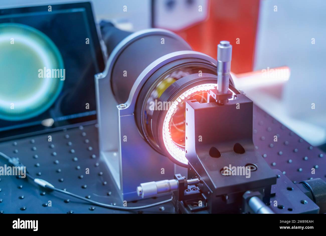 Intelligenter Roboter in der Fertigungsindustrie für Industrie 4,0 und Technologiekonzept. Kamerasystem mit Bildsensor für Roboter. Stockfoto