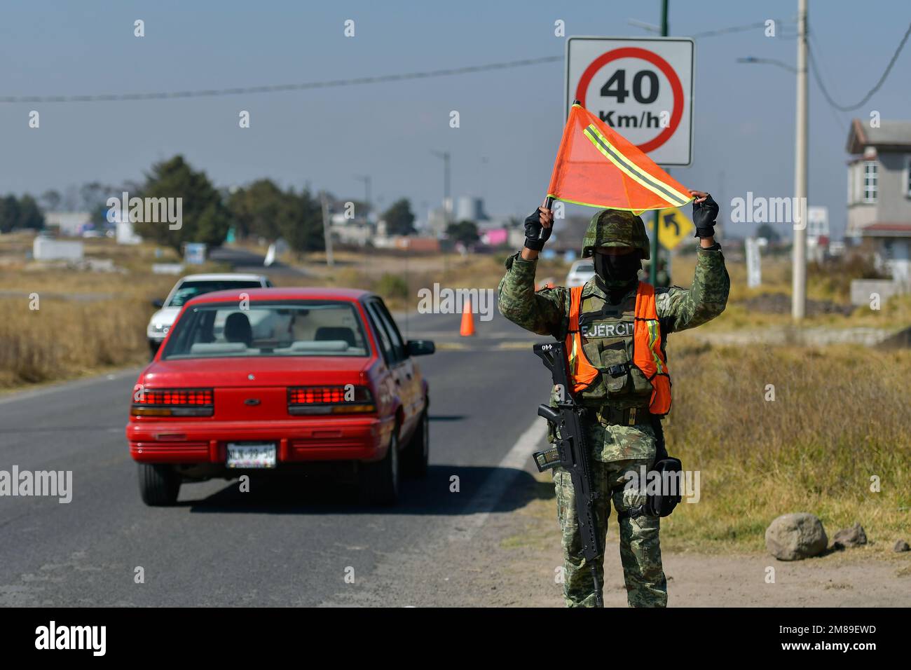 Nicht exklusiv: Januar 12 in Almoloya de Juárez, Mexiko : Elemente der mexikanischen Armee in Begleitung der Nationalgarde unterhalten Patrouillen und Scheckpoi Stockfoto