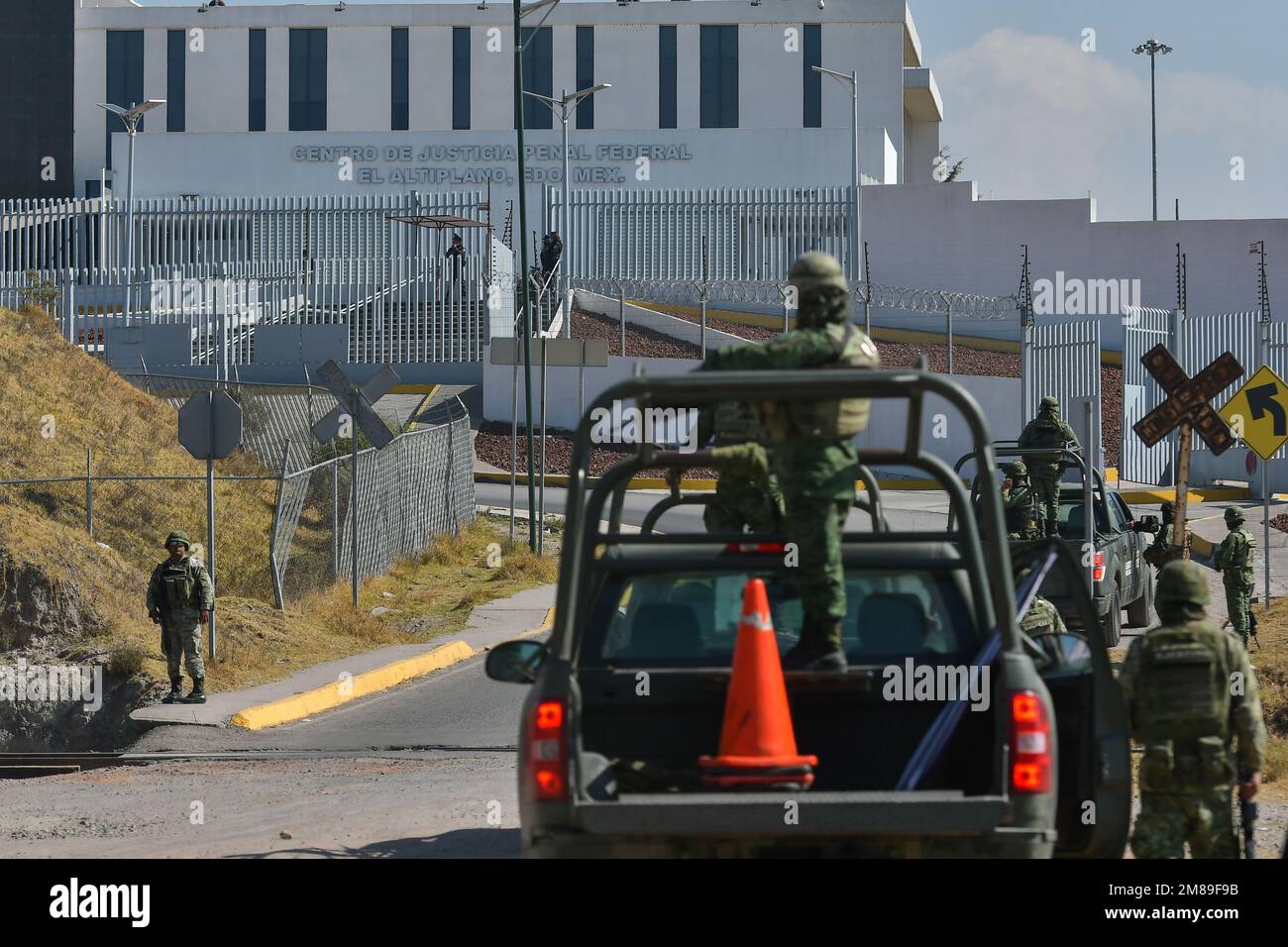 Nicht exklusiv: Januar 12 in Almoloya de Juárez, Mexiko : Elemente der mexikanischen Armee in Begleitung der Nationalgarde unterhalten Patrouillen und Scheckpoi Stockfoto