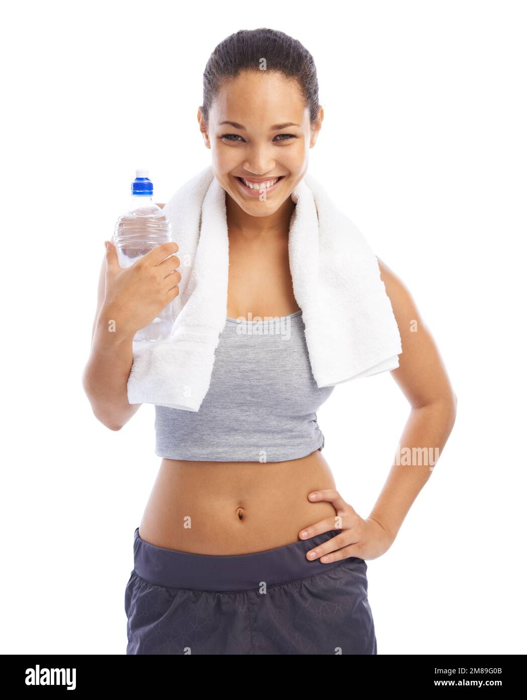 Hydratation nach einem belebenden Workout. Eine schöne junge Frau in Sportbekleidung, die eine Flasche Wasser in der Hand hält. Stockfoto