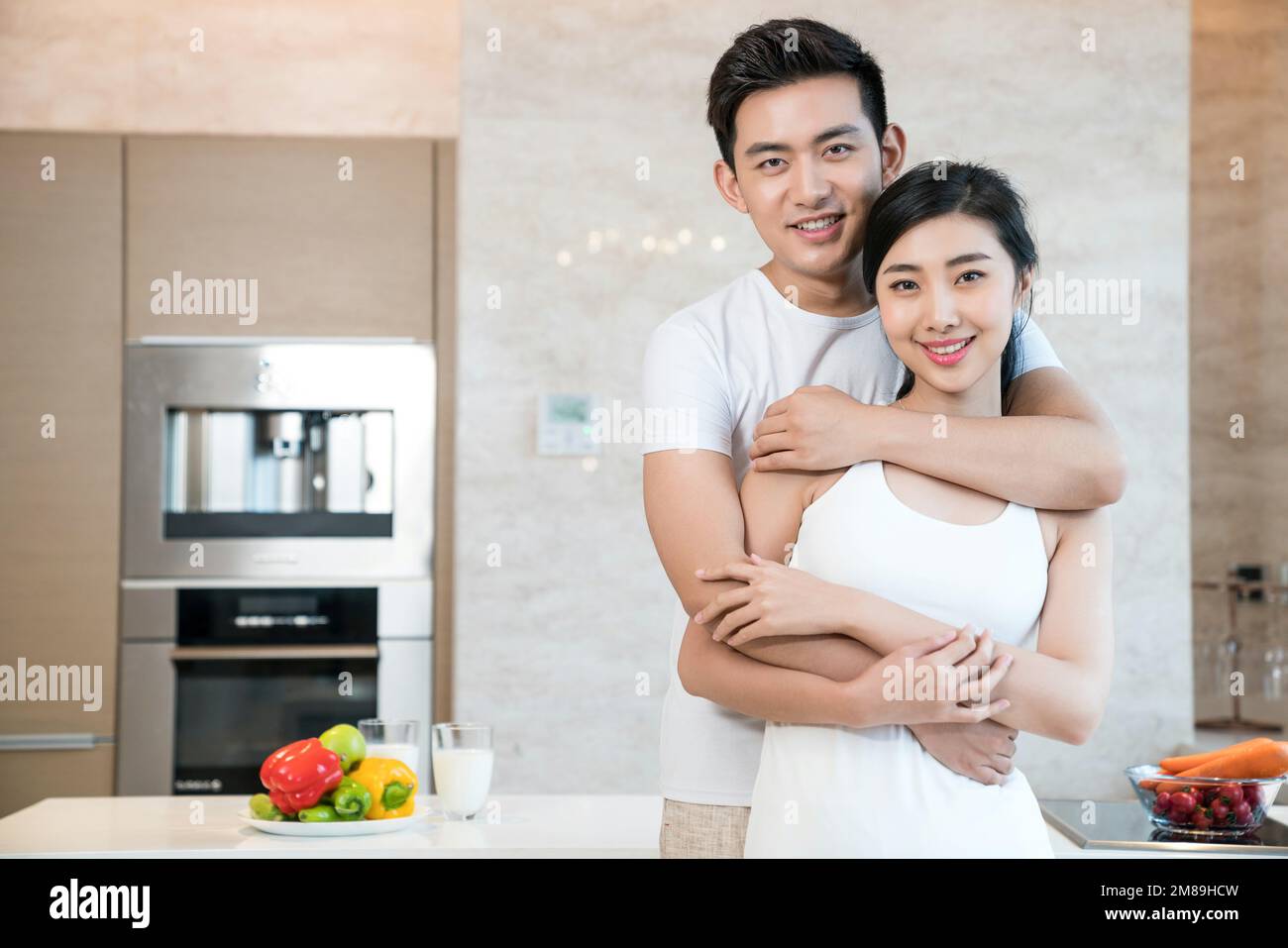 Junge Paare in der Küche Stockfoto