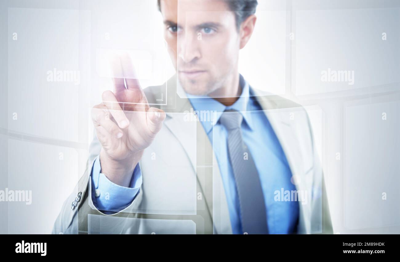 Digitale Unternehmenslösungen. Konzeptfoto eines jungen Geschäftsmannes, der ein digitales Interface berührt. Stockfoto