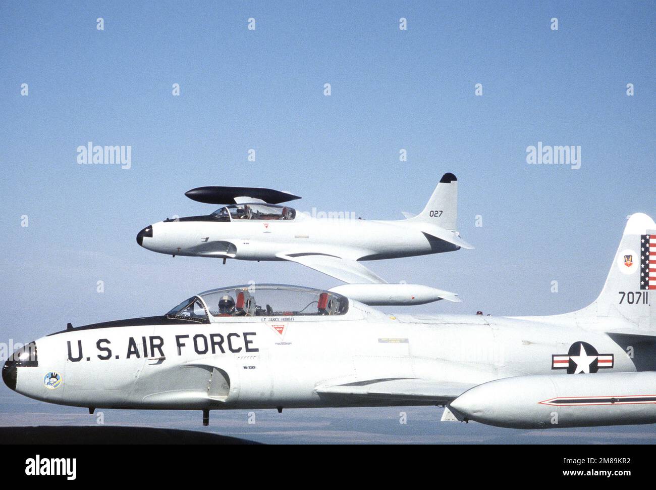 Linke Seitenansicht von zwei T-33 Shooting Star Flugzeugen im Flug. Das weitere Flugzeug wurde neu lackiert und neu nummeriert, in Erwartung seiner Lieferung an die mexikanische Luftwaffe, an die es verkauft wurde. Die engere T-33 gehört immer noch dem 95. Fighter in. Basis: Luftwaffenstützpunkt Tyndall Bundesstaat: Florida (FL) Land: Vereinigte Staaten von Amerika (USA) Stockfoto