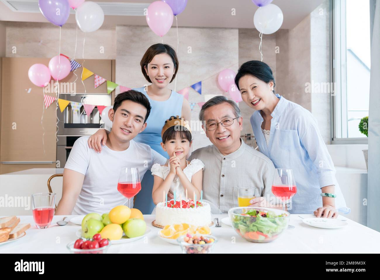 Fröhliche Familienfeier in der Küche Stockfoto