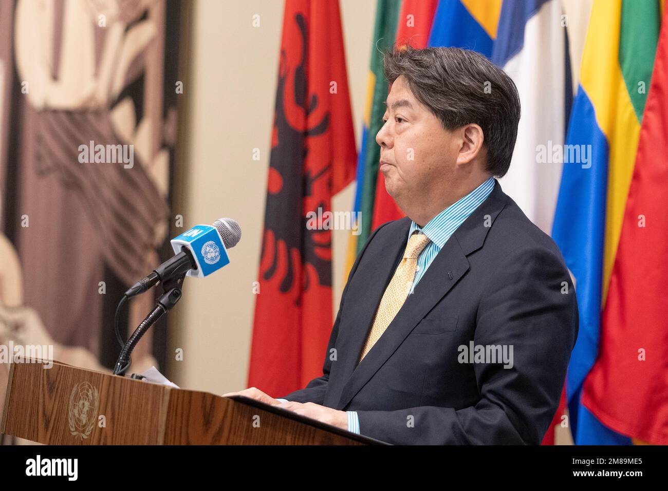 New York, Usa. 12. Januar 2023. Hayashi Yoshimasa, Außenminister Japans, spricht während einer Pressebegegnung bei der Überwachung des Sicherheitsrates am UN-Hauptquartier. (Foto: Lev Radin/Pacific Press) Kredit: Pacific Press Media Production Corp./Alamy Live News Stockfoto