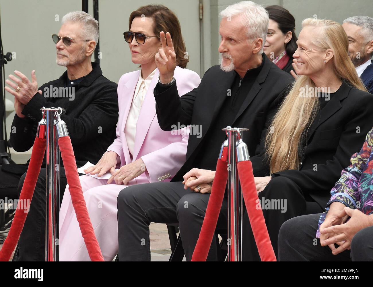 Los Angeles, USA. 12. Januar 2023. (L-R) Stephen lang, Sigourney Weaver, James Cameron und Suzy Amis bei der Hand- und Fußabdruck-Zeremonie von Jon Landau und James Cameron, die am Donnerstag, den 12. Januar 2023, im TCL Chinese Theater in Hollywood, Kalifornien, stattfindet. (Foto: Sthanlee B. Mirador/Sipa USA) Guthaben: SIPA USA/Alamy Live News Stockfoto