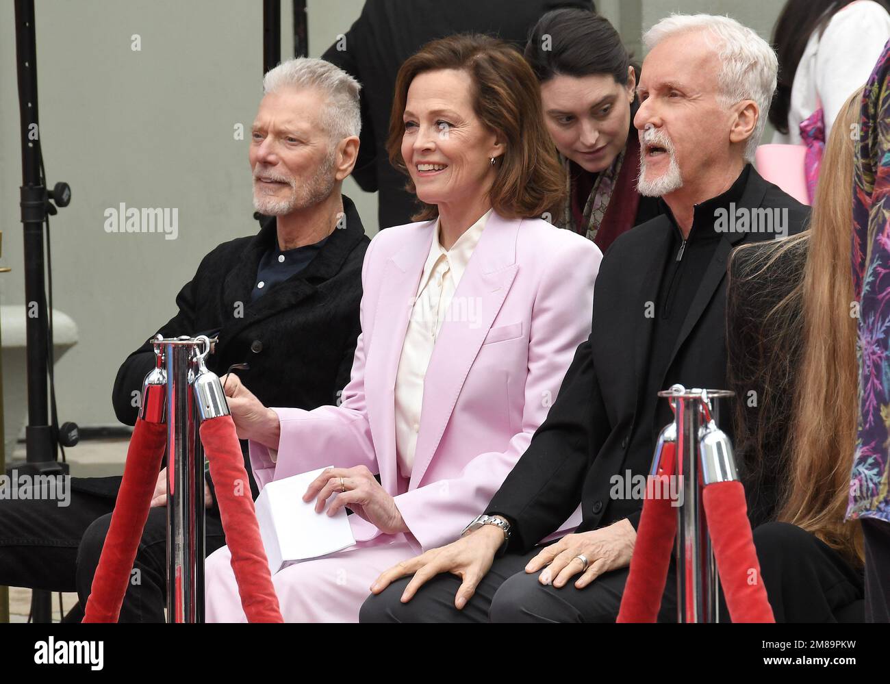 Los Angeles, USA. 12. Januar 2023. (L-R) Stephen lang, Sigourney Weaver und James Cameron bei der Hand- und Fußabdruck-Zeremonie von Jon Landau und James Cameron im TCL Chinese Theater in Hollywood, Kalifornien, am Donnerstag, den 12. Januar 2023. (Foto: Sthanlee B. Mirador/Sipa USA) Guthaben: SIPA USA/Alamy Live News Stockfoto