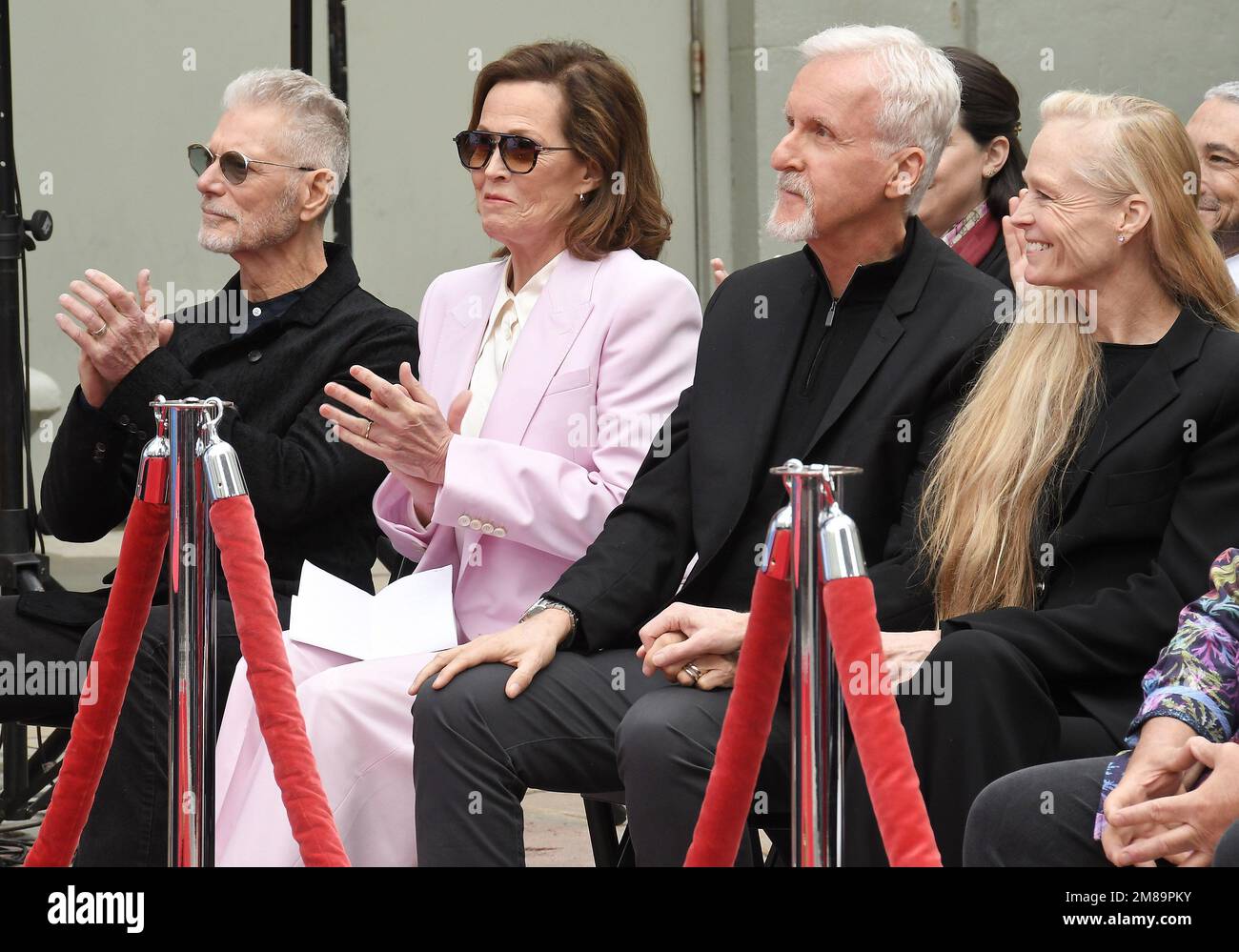 Los Angeles, USA. 12. Januar 2023. (L-R) Stephen lang, Sigourney Weaver, James Cameron und Suzy Amis bei der Hand- und Fußabdruck-Zeremonie von Jon Landau und James Cameron, die am Donnerstag, den 12. Januar 2023, im TCL Chinese Theater in Hollywood, Kalifornien, stattfindet. (Foto: Sthanlee B. Mirador/Sipa USA) Guthaben: SIPA USA/Alamy Live News Stockfoto